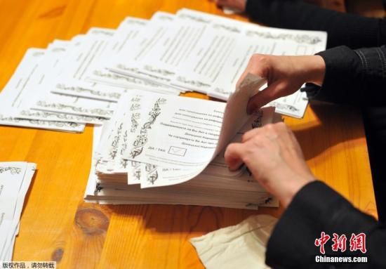 　　當(dāng)?shù)貢r間2014年5月11日，烏克蘭東部地區(qū)選舉工作人員開始公投計票工作。