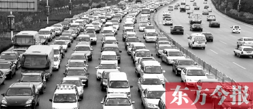 21日，鄭州市中州大道，大量擁堵的汽車(chē)將寬寬的道路變成“停車(chē)場(chǎng)”