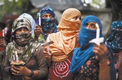 印度民眾舉行紀(jì)念儀式，悼念在強奸案中遇害的兩名少女。