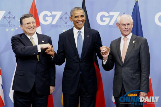 資料圖：6月4日，歐洲理事會(huì)主席范龍佩（右）和歐盟委員會(huì)主席巴羅佐（左）在會(huì)場(chǎng)門口歡迎前來(lái)與會(huì)的美國(guó)總統(tǒng)奧巴馬。由歐盟主持的七國(guó)集團(tuán)領(lǐng)導(dǎo)人會(huì)晤4日晚間在布魯塞爾開幕，烏克蘭問題成為本次峰會(huì)核心議題。（新華社發(fā) 歐盟理事會(huì)供圖）