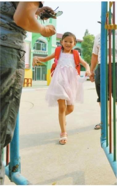 　　昨日，潛江市浩口鎮(zhèn)第三小學已被戒嚴，下午幼兒園學生放學時，一些家長前來接孩子