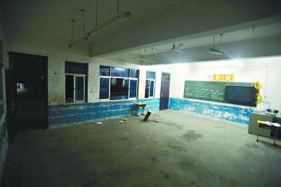 　　昨晚10時，事發(fā)教室里的書桌幾乎被搬空，一個損壞的書桌倒在地上