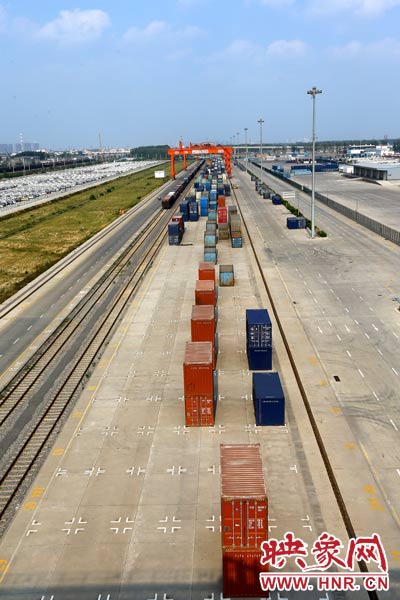 深處中原腹地的鄭州卻提出了一個(gè)響亮的口號(hào)，要打造成為中西部地區(qū)對外貿(mào)易的“無水港”。