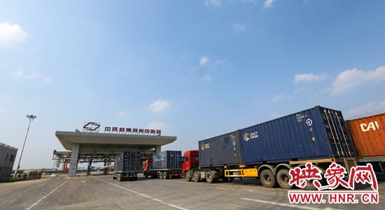 一頭連著生產(chǎn)，一頭牽著消費(fèi)，現(xiàn)代物流業(yè)成為經(jīng)濟(jì)運(yùn)行的血脈。