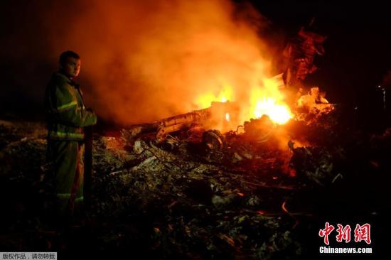 圖為馬航波音777客機(jī)在頓涅茨克地區(qū)墜毀的現(xiàn)場。