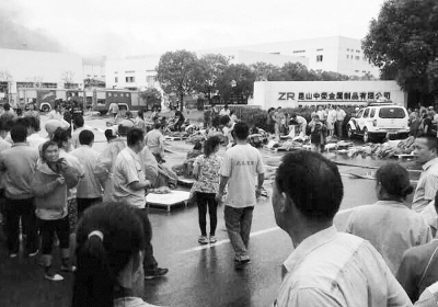 被抬至車(chē)間外的部分傷者