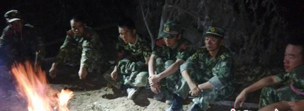 8月5日晚，受困官兵等待天亮以后的救援。