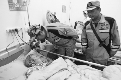 緊張的救援間隙，中國緊急救援河南基地的隊員還探望了被救的84歲老人。