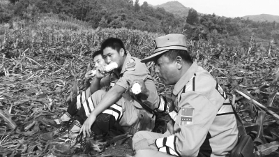 饑餓難忍，中國緊急救援河南基地的救援隊員在已毀的玉米地里撿拾生玉米吃。