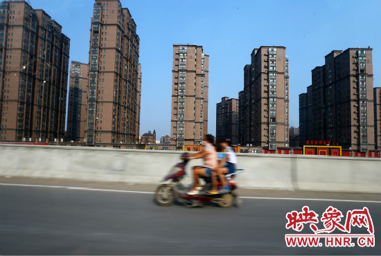 三環(huán)快速路開通后，仍有一些電動(dòng)車違規(guī)上橋。