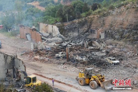9月23日上午，花炮廠清理工作正在進行，山谷內(nèi)的廠房已被爆炸夷為平地。中新社發(fā) 楊華峰 攝