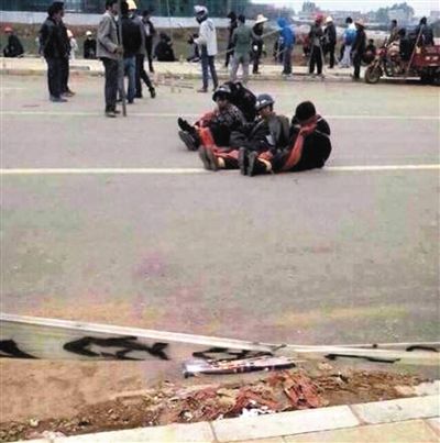 14日，沖突現(xiàn)場，幾名頭戴鋼盔的人被捆綁著。圖/東方IC