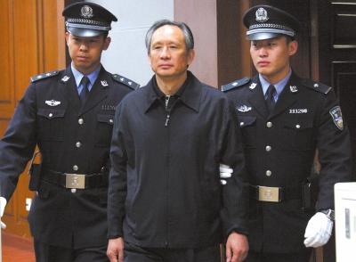 昨天，被告人張曙光在法庭上聽取宣判。新華社發(fā)