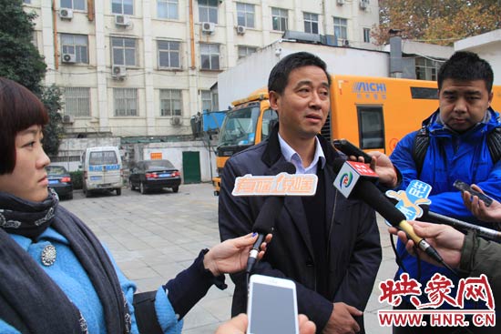 鄭州城市管理局行政執(zhí)法監(jiān)察支隊二大隊副大隊長杜陸水就“河南省人民會堂違法戶外廣告”一事，接受媒體采訪