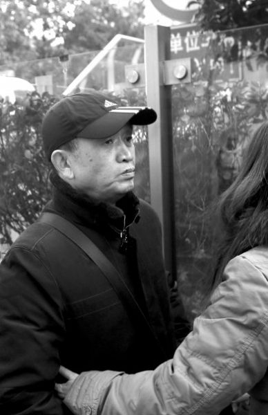 受害人黃洋的父親黃國強(qiáng)準(zhǔn)備進(jìn)入法院。