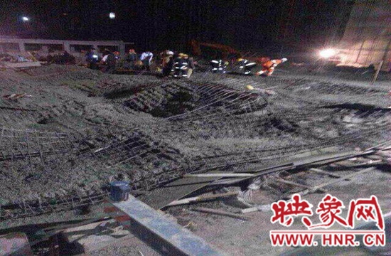 圖為事故現(xiàn)場情況，當(dāng)?shù)厝罕姽﹫D。