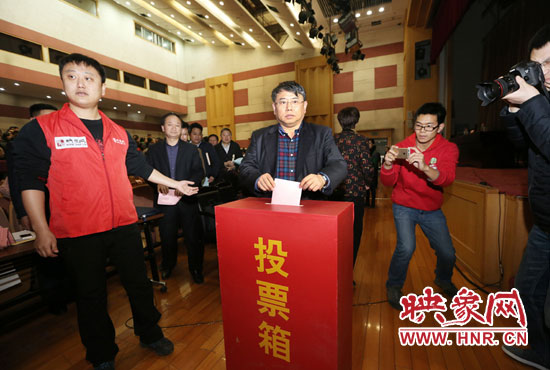 省委宣傳部副部長、省新聞出版廣電局局長朱夏炎現(xiàn)場投票