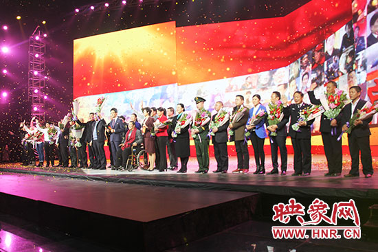 10位獲獎?wù)吆?個愛心集體合影。