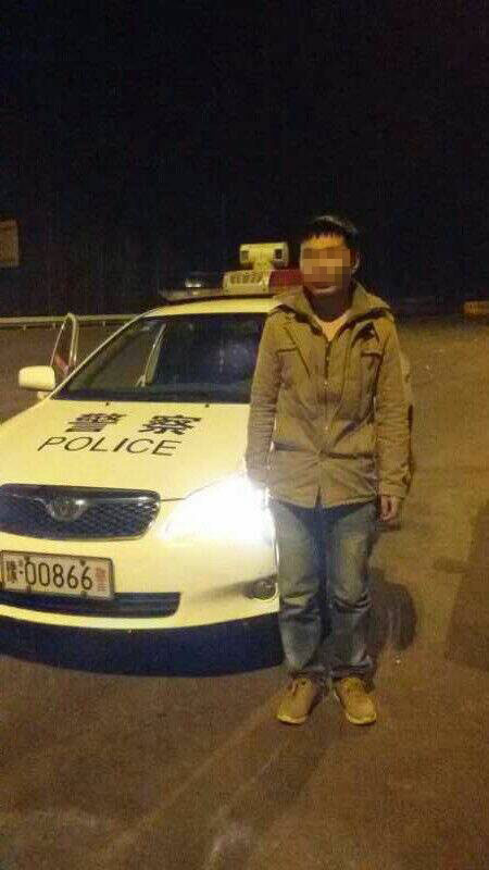 男子被父親拋棄后，在高速交警的幫助下才得以回家。