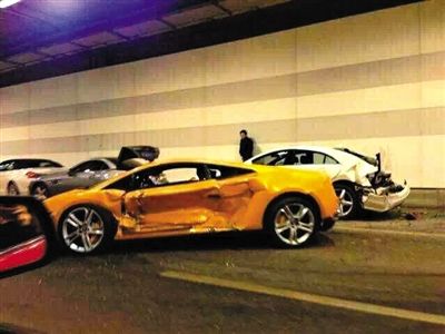 一目擊者出示照片，隧道內(nèi)，事發(fā)時(shí)還停著多輛車，其中一輛黃色豪車車門(mén)明顯內(nèi)凹，另一白色車車尾損毀嚴(yán)重。