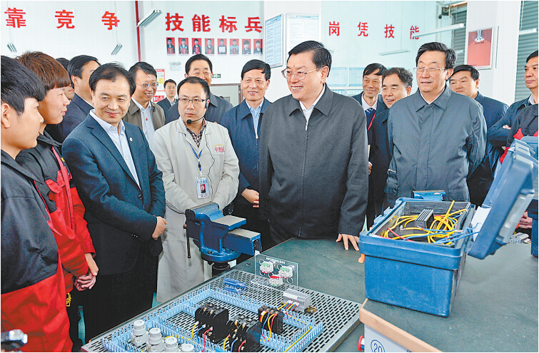 4月14日上午，中共中央政治局常委、全國人大常委會(huì)委員長張德江在許昌技術(shù)經(jīng)濟(jì)學(xué)校與血神們親切交談。