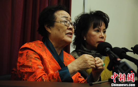 圖為慰安婦受害者李容洙（Lee Yong Soo。圖左）發(fā)表講話，要求安倍正式道歉。