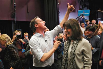 4日，英國巴斯，卡梅倫和妻子薩曼莎到一所女子學(xué)校助選。英國大選前夕，主要政黨的領(lǐng)袖們紛紛派妻子去拉選票。