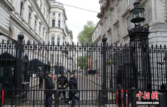 5月7日，英國舉行大選，英國首相府所在地唐寧街10號(hào)加強(qiáng)安保。民調(diào)顯示，英國兩大政黨保守黨和工黨的支持率不相上下，此次大選被稱為英國近40年來最難預(yù)測結(jié)果的一次大選。<a target='_blank' ><p  align=
