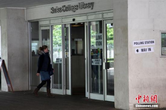 月7日，英國舉行大選，650個(gè)選區(qū)的選民前往投票站，選出代表各自選區(qū)的國會(huì)議員，贏得全國超過半數(shù)選區(qū)議席(即超過325個(gè)席位)的政黨，則獲得執(zhí)政權(quán)。圖為一名選民進(jìn)入投票站投票。<a target='_blank' ><p  align=
