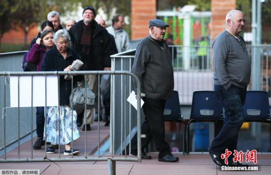 2015年英國大選投票已經(jīng)于當(dāng)?shù)貢r(shí)間5月7日早7點(diǎn)(北京時(shí)間7日下午14時(shí))開始。選民將在首相卡梅倫領(lǐng)導(dǎo)的保守黨、米利班德領(lǐng)導(dǎo)的工黨及其他一些小黨中做出抉擇，投票結(jié)果將于8日出爐。