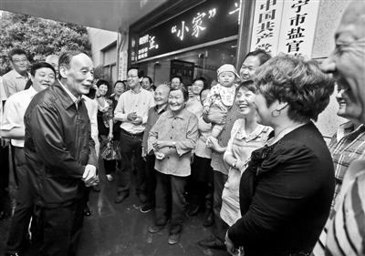 5月8日，王岐山與海寧市鹽官鎮(zhèn)桃園村黨委班子成員、老黨員和群眾親切交流供圖/新華社