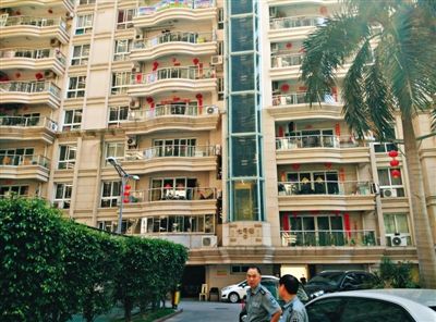 泉州鬧市區(qū)刺桐路上一小區(qū)。5月5日凌晨，泉州安監(jiān)局調(diào)研員謝清平在7號樓自殺。