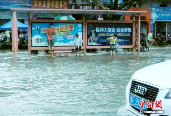 圖為暴雨持續(xù)兩小時(shí)，韶關(guān)市區(qū)又變“水城”。陳惠賢 攝