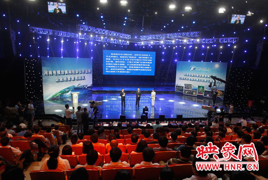 16日上午，河南電視臺1500平米演播廳內(nèi)座無虛席。