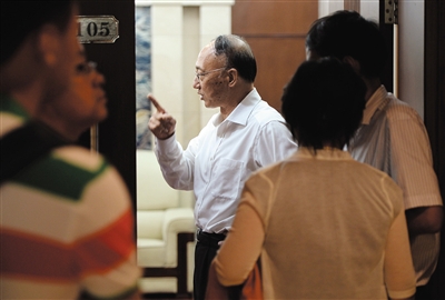 劉鵬局長(zhǎng)走出會(huì)場(chǎng)。昨日的足球改革發(fā)展工作會(huì)議上，國(guó)家體育總局為中國(guó)足球“開了一扇門”。新京報(bào)記者 吳江 攝