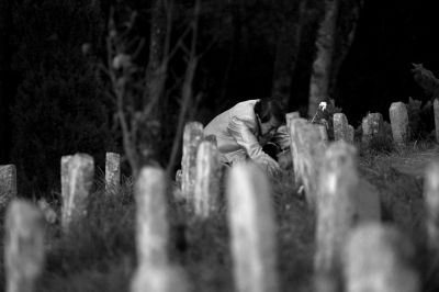 11月5日，祭奠者在騰沖遠(yuǎn)征軍國(guó)殤墓園獻(xiàn)花。京華時(shí)報(bào)記者 潘之望 攝