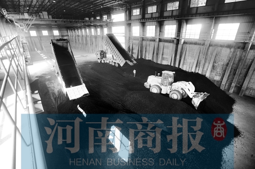 大量煤炭運(yùn)往南區(qū)供熱站，為今冬供暖做準(zhǔn)備 河南商報記者 鄧萬里/攝