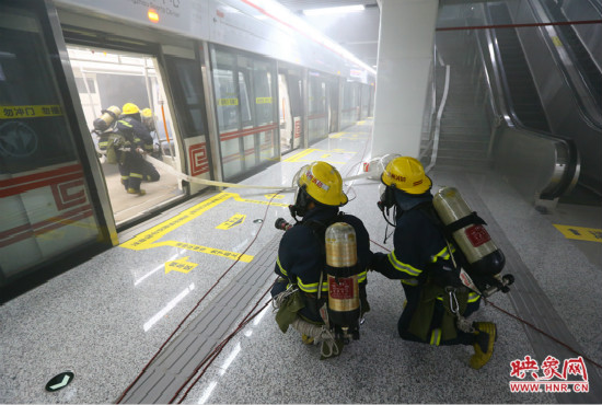 人員疏散完畢后，消防隊員開始滅火