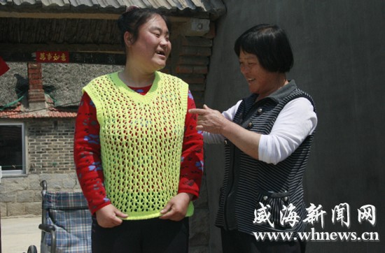 王炳鳳正在陪女兒鍛煉。記者 李偉 攝