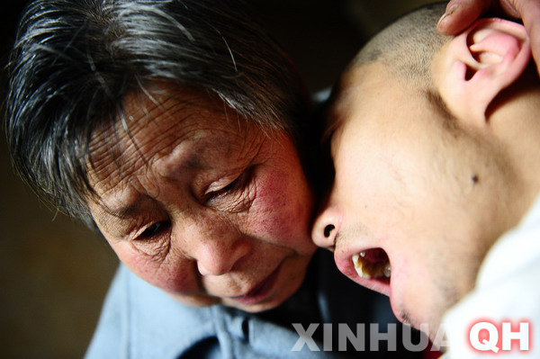 3月29日，母親邵秀景（左）同楊林在一起。