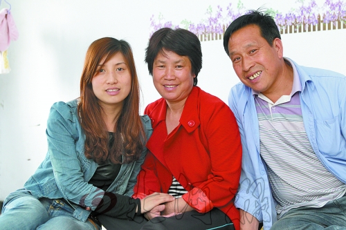 牛松玲（圖中）、郭新成夫妻和女兒