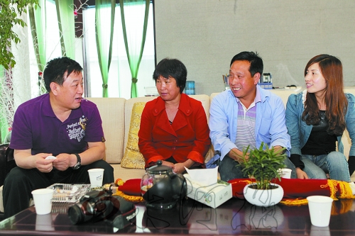 網(wǎng)友“奇石頑童”與牛松玲、郭新成夫婦