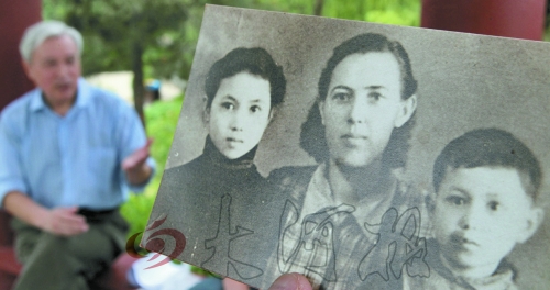 　前晚，花甲老人黎遠(yuǎn)康特意給遠(yuǎn)在哈薩克斯坦的老媽送上了母親節(jié)祝福