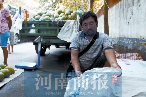 錢包就裝在這個(gè)編織袋里，枕在老陳頭下，沒(méi)想到還是被偷走了 實(shí)習(xí)生 唐韜/攝