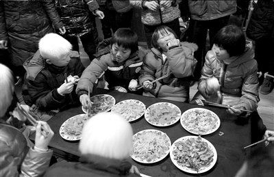 收養(yǎng)的孩子被送往開封市福利院后，吃上了晚餐。記者王苡萱攝