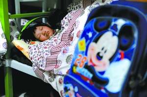 一名兒童昨晚在蘭考縣臨時救助站的房間入睡。新華社發(fā)