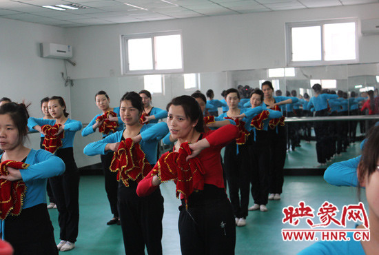 舞蹈室里，張巧英正在糾正學(xué)生的舞蹈動作