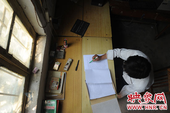 圖為王格現(xiàn)在審閱文件。