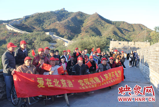 旅游對于殘疾人朋友來說比正常人要困難許多，2011年，劉小琴帶領殘障朋友登上了長城。