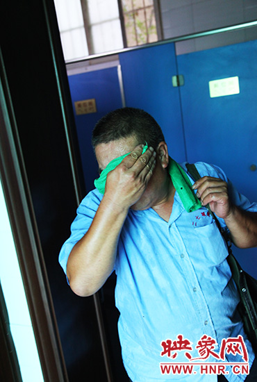 修好設(shè)施，從廁所內(nèi)出來時(shí)江學(xué)銅已滿頭大汗